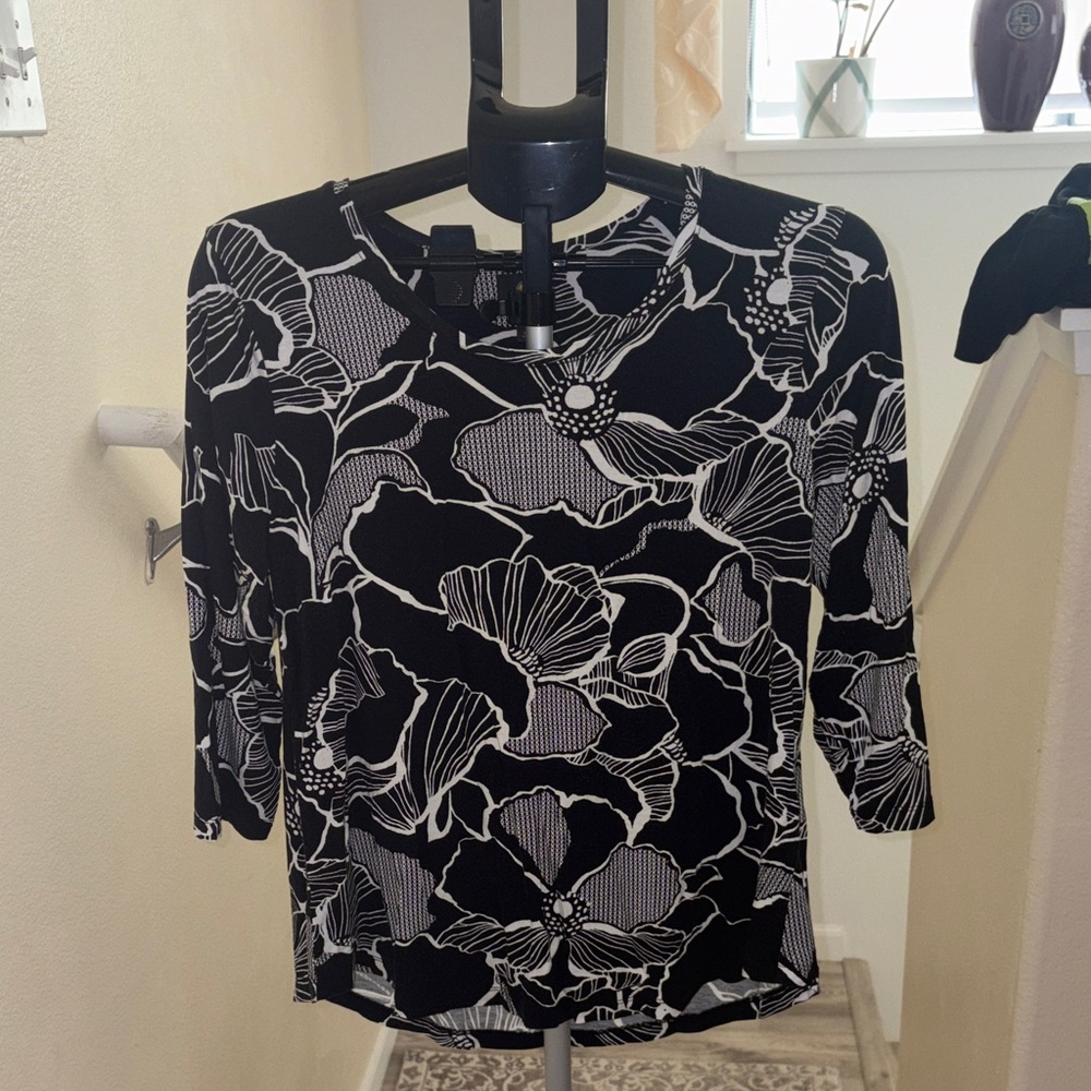 JM Collection Black and White Floral Blouse